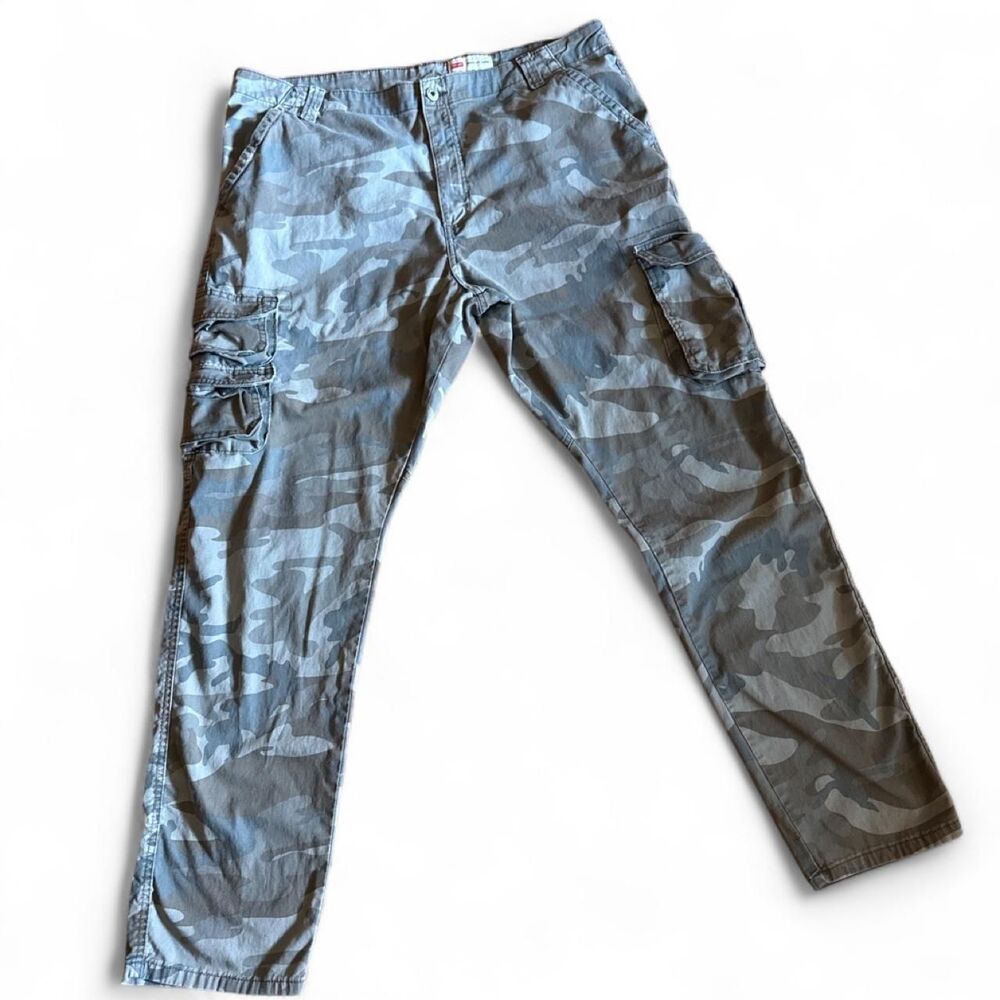 Wrangler green camo cargo pants, regular taper men’s size 40 X 32